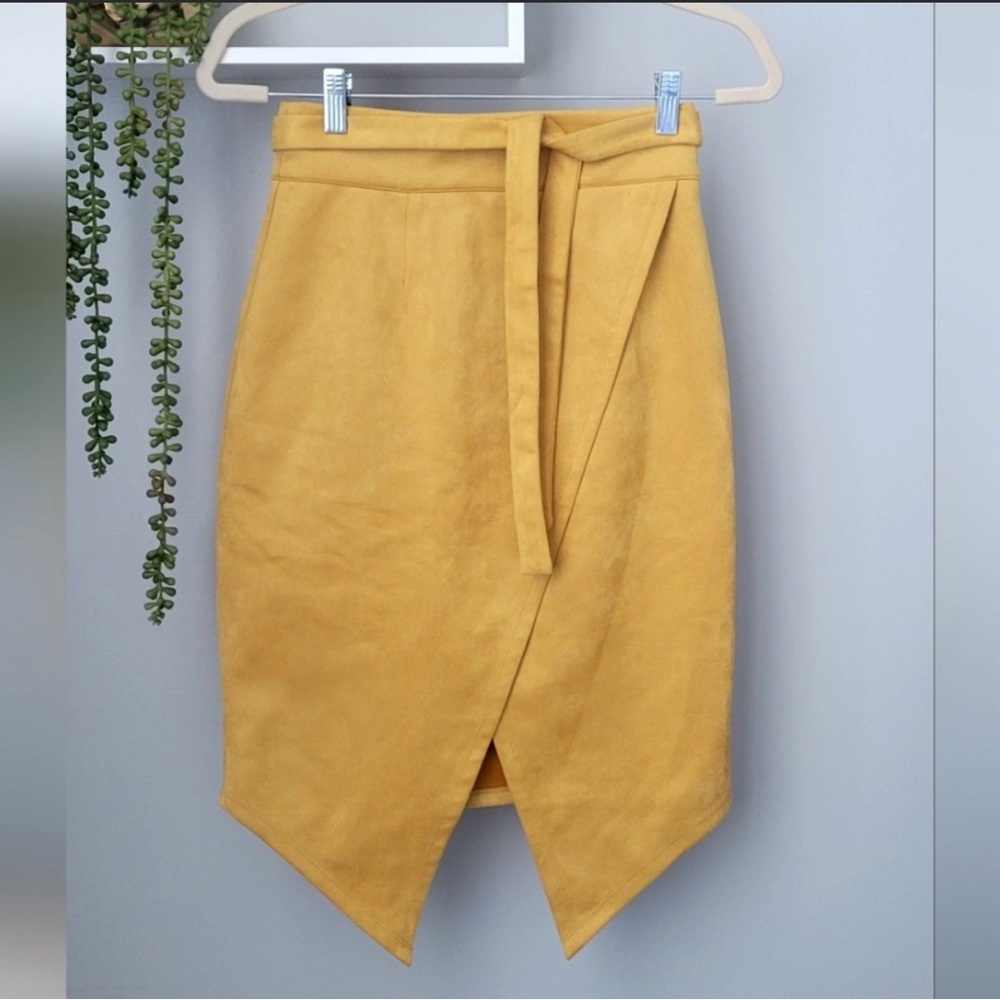Suede mustard yellow high-waisted skirt